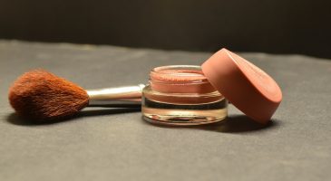 5 produits de beauté indispensables dans son sac à main