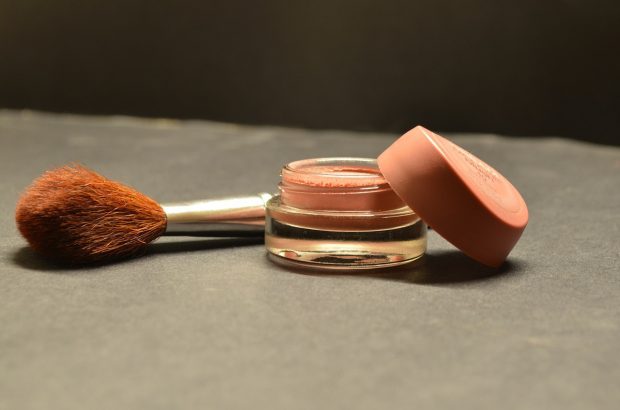 5-produits-de-beaute-indispensables-dans-son-sac-a-main