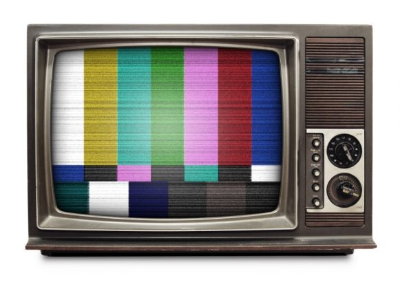 7-petites-choses-que-j-adore-faire-devant-la-tele