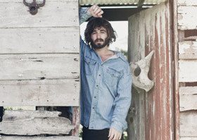 Session live : Angus Stone reprend "Magnolia" de J.J. Cale - %%sitename%%