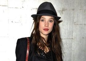 Astrid Bergès-Frisbey, une Française chez les pirates - %%sitename%%