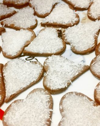 Biscuits-de-Noel-a-la-cannelle-et-a-la-noix-de-coco