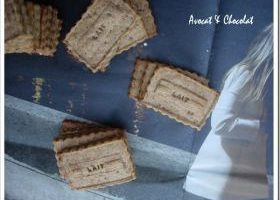Biscuits à la farine complète et confiture de lait d'amande et noisettes torréfiées. - %%sitename%%