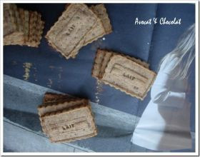 Biscuits-pas-trop-a-la-farine-complete-et-confiture-de-lait-amande-et-noisettes-torre