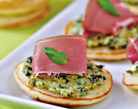 Blinis-au-pesto-et-jambon-cru