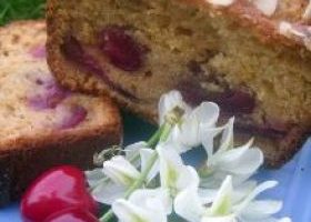 Cake aux fleurs d'Acacia, miel et cerises - %%sitename%%