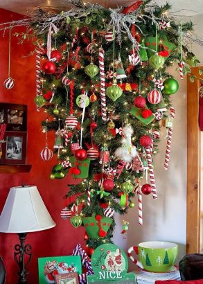 Cette-annee-j-accroche-mon-sapin-a-l-envers