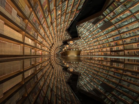 Cette-extraordinaire-librairie-circulaire-propose-un-tunnel-de-livres