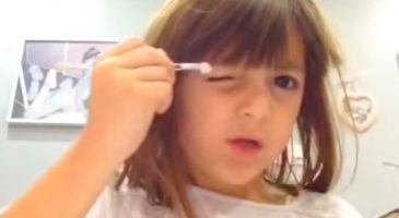 Cette petite fille fait le tuto de maquillage le plus mignon au monde