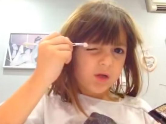 Cette-petite-fille-fait-le-tuto-de-maquillage-le-plus-mignon-au-monde