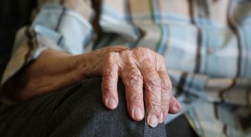 Chaleur : prenons soin de nos aînés - %%sitename%%