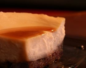 Cherry-white-chocolate-almond-cheesecake-par-Ccrijvia