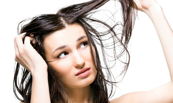 Comment-eliminer-les-cheveux-gras