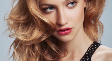 Comment réparer ses cheveux abîmés par les vacances ?