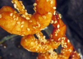 Crevettes au caramel d'orange et graînes de sésame grillées