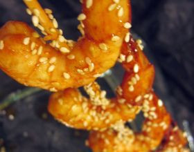 Crevettes-au-caramel-d-oranges-et-graines-de-sesame-grillees-par-Inoule