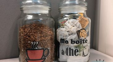 Customiser des pots en verre avec du matériel de boulot