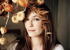 Découvrez le clip "To carry many small things" de Mina Tindle