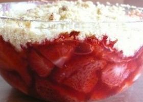 Crumble aux fraises, bananes, rhubarbe et mûres - %%sitename%%
