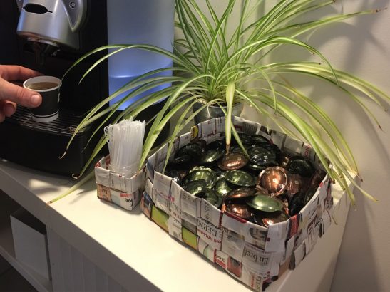 Fabriquer-une-paniere-a-partir-de-magazines