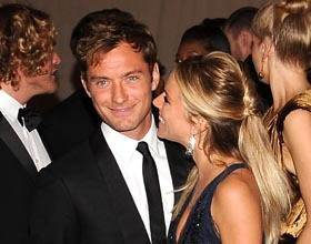Jude-Law-Sienna-Miller-emmenagent