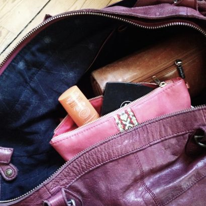 Le-make-up-et-produits-de-beaute-indispensable-a-avoir-dans-son-sac-a-main