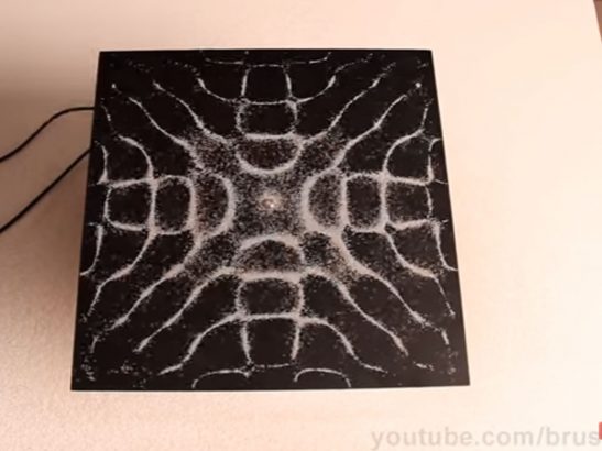 Magie-de-la-science-des-vibrations-dessinent-des-motifs-dans-du-sel
