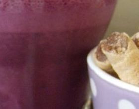 Mon-smoothie-myrtilles-coco-par-Sarachouk