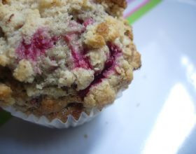 Muffins-geants-framboises-et-chocolat-blanc-par-Chrisshaked