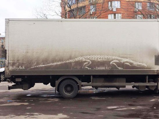 Nikita-Golubev-dessine-super-bien-dans-la-crasse-des-voitures