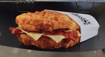 On a testé le Double Down du KFC, c'est n'importe quoi
