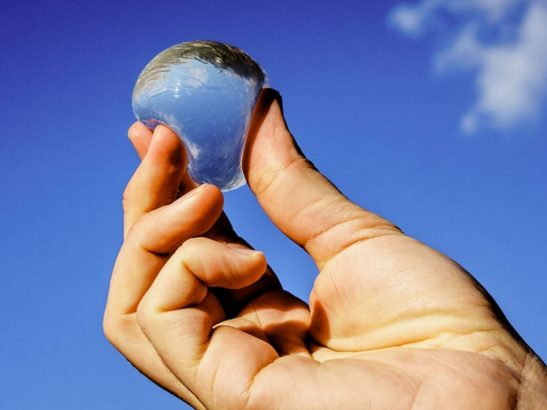 Ooho-!-un-concept-de-capsule-d-eau-qui-dit-non-au-plastique