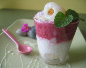 Perles-du-japon-coco-litchi-et-son-ecrase-de-framboises-au-lait-concentre-sucre-par-Sig