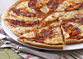 Pizza saucisson, raclette et potiron - %%sitename%%