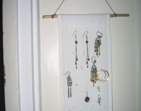 Porte-boucles-d-oreilles-par-Caldes
