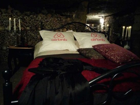 Quand-AirBnB-invite-ses-clients-aux-catacombes-de-Paris
