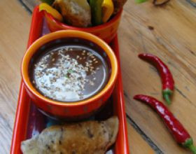 Raviolis-mexicains-et-sauce-au-chocolat-epicee-par-Misstiny