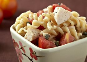 Salade de pâtes au poulet, tomates et câpres - %%sitename%%
