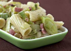 Salade de pâtes aux poireaux et lardons - %%sitename%%
