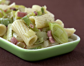 Salade-de-pates-aux-poireaux-et-lardons