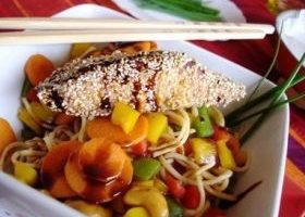 Saumon teriyaki au sésame avec ses nouilles chinoises aux légumes