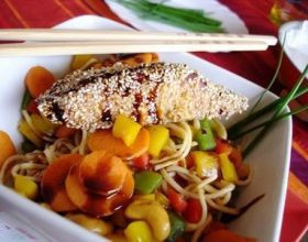 Saumon-teriyaki-enrobe-de-sesame-nouilles-chinoises-aux-petits-legumes-par-Clairechen