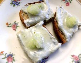 Toasts-de-creme-de-roquefort-et-sorbet-au-citron-vert-par-Unefeeencuisine