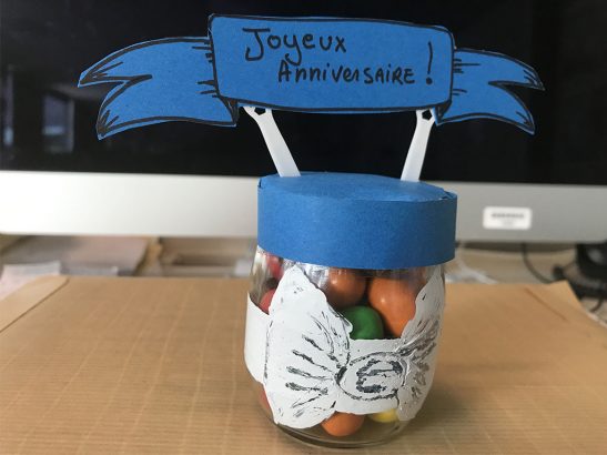 Transformer-un-pot-de-yaourt-en-surprise-d-anniversaire