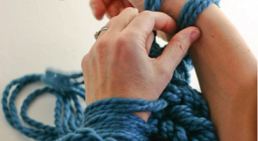 Tricoter avec ses mains, un jeu d’enfant