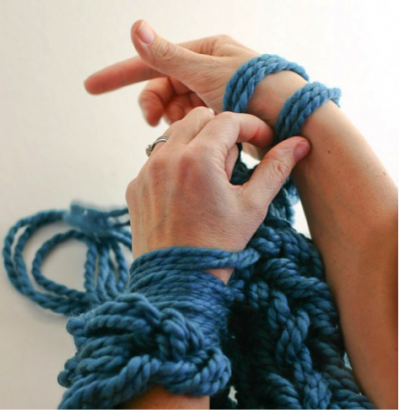 Tricoter-avec-ses-mains-un-jeu-d-enfant