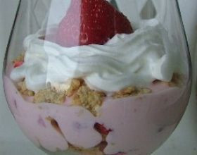 Trifle-aux-fraises-recette-simplette-pas-casse-tete-!-par-Mamanjoue