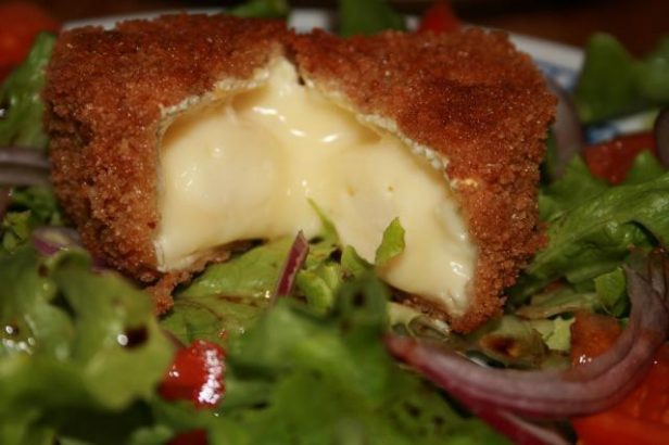 Un-petit-camembert-pane-pour-le-diner