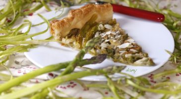 Une tarte aux asperges et à la mozzarella