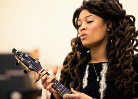 Session live : Valerie June, "Rollin' and Tumblin'" - %%sitename%%
